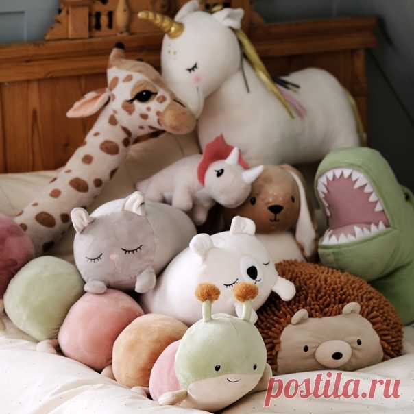 Порадуйте своего ребенка новым лучшим другом! Наша коллекция мягких игрушек становится все больше. Жираф, единорог, гусеница, динозавр, дракон и много других прелестных игрушек ждут вас в наших магазинах и онлайн! #HMHome