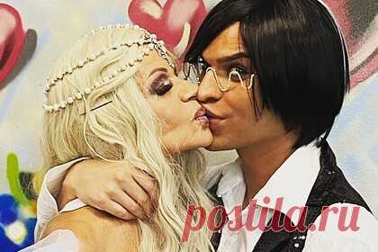 Пожилая жена Гогена Солнцева потребовала развода. 66-летняя Екатерина Терешкович, жена участника российских телешоу Гогена Солнцева, обвинила его в обмане. Пожилая женщина также потребовала от блогера развод. По словам россиянки, в браке с ней Солнцев неоднократно повторял, что ему «нужна молодая жена», и принуждал пенсионерку делать пластические операции.