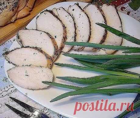 Вкуснейшая куриная пастрома 

Ингредиенты:
- 2-4 лавровых листа 
- 1 куриная грудка (вес 700-800 г) 
- 2-3 бутона гвоздики 
- 1 литр холодной кипяченой воды 
- 2 ч.л. смеси сухих французских трав (или прованских, что больше нравится. только не перестарайтесь) 
-2 ст.л. соли 
- 5-7 горошин черного перца 
- 0,25 ч.л. смеси перцев молотых 
- 1 ч.л. сахара 
- 2-3 горошины душистого перца 
- 0,25 ч.л. перца красного молотого 
- 1 ст.л. масла подсолнечного 

Приготовление:
Желат...