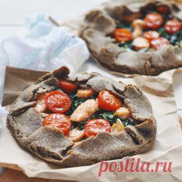 Ржаная галета с лососем, шпинатом и черри