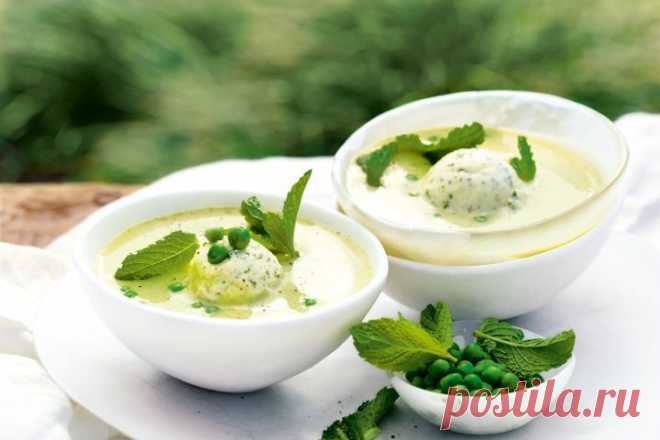 Chilled pea soup with mint gelato