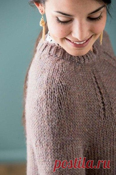 Вязание для женщин пуловера спицами с узором скошенных отверстий на кокетке

Дизайнер: Sachiko Burgin.

Размеры пуловера: 36 ¼ (40, 43 ¾ , 48 ½ , 51)