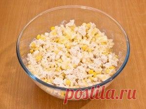 Салат с куриным филе, рисом и ананасами / Сферический бизнес