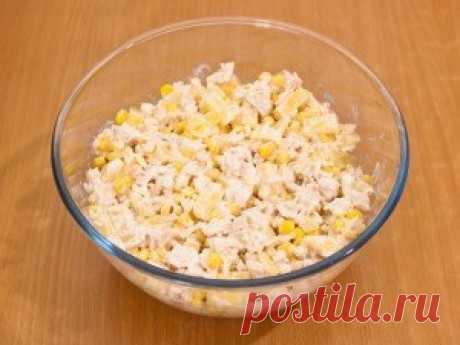 Салат с куриным филе, рисом и ананасами / Сферический бизнес