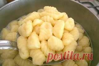КАРТОФЕЛЬНЫЕ НЬОККИ 

ИНГРЕДИЕНТЫ:
● Картофель – 1 кг. 
● Мука пшеничная тип «00» - 300 гр. 
Показать полностью…