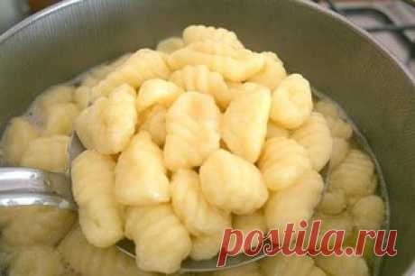КАРТОФЕЛЬНЫЕ НЬОККИ 

ИНГРЕДИЕНТЫ:
● Картофель – 1 кг. 
● Мука пшеничная тип «00» - 300 гр. 
Показать полностью…