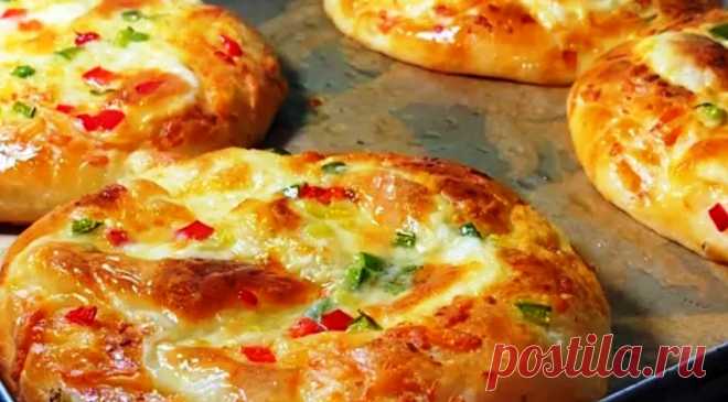 Круче, чем беляши и чебуреки. Вкусные домашние мини-пиццы: быстро и просто История пиццы берет свое начало в Сардинии более 7000 лет назад. Вавилоняне, египтяне и греки запекали плоский хлеб в глиняных печках уже тогда. А в Древнем Риме самое популярное блюдо среди крестьянских сословий носило название «Фокачча». Это блюдо представляло из себя пшеничную лепешку из различных видов хлеба. Именно Фокачча считается прародителем пиццы. Сегодня пицца остается […]