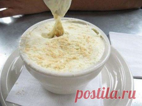 Творожный крем: прекрасный десерт и замечательная кондитерская добавка

РЕЦЕПТ КЛАССИЧЕСКОГО ТВОРОЖНОГО КРЕМА

Ингредиенты: 300-400г сахарной пудры, 250г творога 9%, 50г сливочного масла, 1 ч. л. ванильного экстракта.

Как приготовить классический творожный крем. Творог перемешать с ванилью и маслом при помощи миксера на средней скорости до гладкости массы. Просеять в массу сахарную пудру (просеивать – обязательно!), аккуратно начать перемешивать при помощи чайной ложки, з...