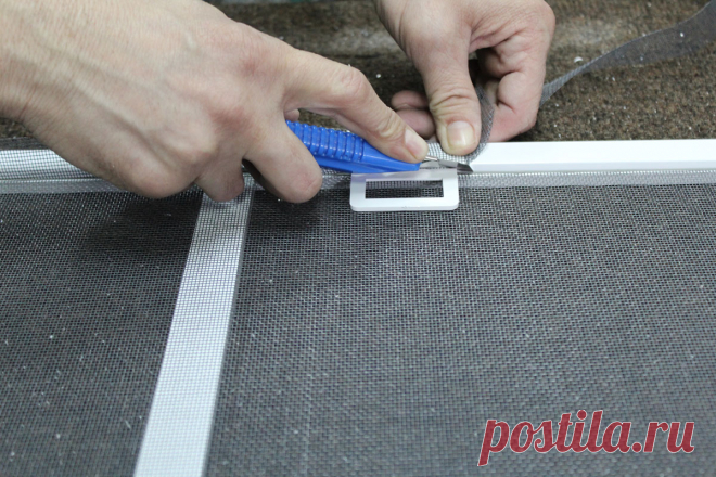 2 способа самостоятельно заделать дырки на москитной сетке Каждый из нас знает, для чего предназначена москитная сетка на окнах. Без ее защиты нас бы атаковали алчущие крови насекомые, а жилище наполнилось сухими листьями и другим мусором.