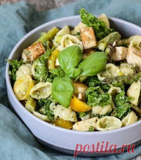 Салат с пастой, песто и копченым тофу Ингредиенты: • 450гр спаржи или стручковой фасоли • оливковое масло • соль • 1 ½ чашки пасты на выбор • 1 упаковка копченого тофу • 3 листа кейла или шпинат по вкусу • 250гр желтых томатов черри Для песто: • ¼ чашки грецких орехов • ¼ чашки орехов кешью • ¼ чашки пищевых дрожжей (для сырного вкуса, не путать с хлебопекарными) • 1 упаковка базилика • 2 столо...