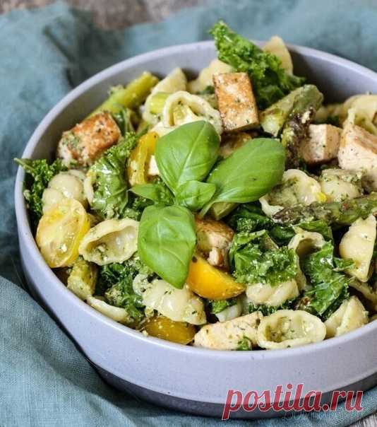 Салат с пастой, песто и копченым тофу Ингредиенты: • 450гр спаржи или стручковой фасоли • оливковое масло • соль • 1 ½ чашки пасты на выбор • 1 упаковка копченого тофу • 3 листа кейла или шпинат по вкусу • 250гр желтых томатов черри Для песто: • ¼ чашки грецких орехов • ¼ чашки орехов кешью • ¼ чашки пищевых дрожжей (для сырного вкуса, не путать с хлебопекарными) • 1 упаковка базилика • 2 столо...