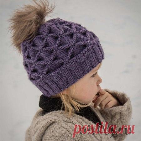 Шапочка спицами узором Клоке

Это не так сложно, как кажется. Может, Вы вязали когда-нибудь зубчатый край?
Помните, там вяжется лицевая гладь, затем ряд - накид, две вместе лицевой, и снова столько же рядов лицевой глади, сколько провязано до ажура. Потом петли на спице провязываются вместе с соответствующими петлями начального ряда.
Так вот, эффект клоке получается также, Сначала вяжем лицевую гладь (в моделях количество рядов указано), затем несколько петель (4,7 и т.д.)...