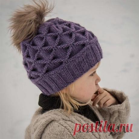 Шапочка спицами узором Клоке

Это не так сложно, как кажется. Может, Вы вязали когда-нибудь зубчатый край?
Помните, там вяжется лицевая гладь, затем ряд - накид, две вместе лицевой, и снова столько же рядов лицевой глади, сколько провязано до ажура. Потом петли на спице провязываются вместе с соответствующими петлями начального ряда.
Так вот, эффект клоке получается также, Сначала вяжем лицевую гладь (в моделях количество рядов указано), затем несколько петель (4,7 и т.д.)...