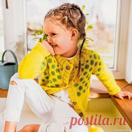 Жакет в горошек с кокеткой для девочки. Описание и схема | Вязание спицами для детей  Лимонно - желтый жакет с кокеткой в горошек лаймово - зеленого цвета создает весеннее настроение, будет прекрасно смотреться и в других цветовых сочетаниях! РАЗМЕР 104/110 ВАМ ПОТРЕБУЕТСЯ Пряжа (100% овечьей шерсти; 100 м/50 г) &mdash; 150 г желтой и 50 г зеленой; спицы №3 и 3,5;...