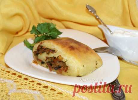Мекленбургский картофельный рулет со шкварками.Продукты:

картофель отварной 300 г
мука 250-300 г
крахмал 1 ст. л. (без горки)
сметана 1 ст. л.
масло сливочное 40 г
яйцо 2 шт.
лук репчатый 2 шт.
бекон или грудинка 200 г
зелень петрушки
соль
перец