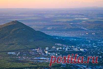 Названы лучшие «неморские» курорты России для отдыха осенью. В список десяти лучших «неморских» курортов России для осеннего отдыха вошли Сортавала, Абрау-Дюрсо и Пятигорск. В городе Сортавала, Республика Карелия, путешественникам предлагают подняться на гору Кухавуори, к Ладожским шхерам и съездить на остров Валаам по воде.