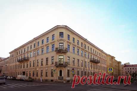 Дом Родиона Раскольникова.  Гражданская улица, 19. Доходный дом построен в 1831 году арх. Егором Цолликофером. Именно в нем Достоевский поселил Раскольникова — где-то на чердаке, в небольшой каморке, которую писатель сравнивал с гробом или каютой. В память о знаменитом жильце на фасаде дома установлен горельеф, на котором изображен Родион  |  Интернет-газета «Бумага». Пять адресов Достоевского в Петербурге