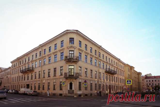 Дом Родиона Раскольникова.  Гражданская улица, 19. Доходный дом построен в 1831 году арх. Егором Цолликофером. Именно в нем Достоевский поселил Раскольникова — где-то на чердаке, в небольшой каморке, которую писатель сравнивал с гробом или каютой. В память о знаменитом жильце на фасаде дома установлен горельеф, на котором изображен Родион  |  Интернет-газета «Бумага». Пять адресов Достоевского в Петербурге