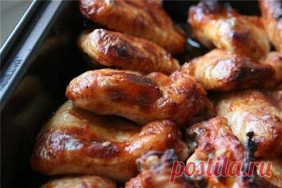 Маринад для куриных крылышек 

такой маринад для куриных крыльев я люблю больше всего
на кг крыльев по полной столовой ложке томатной пасты,майонеза,соевого соуса,по чайной ложке соли,меда;перец черный и красный
1.мариновать около часа,запекать при 200 градусах около получаса.