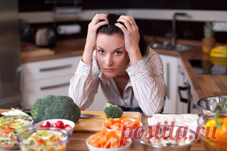 Доктор Мясников предупредил об опасности популярного способа похудения. Врач и телеведущий Александр Мясников предупредил россиян об опасных последствиях интервального голодания. В эфире программы «О самом главном» на канале «Россия 1» он рассказал, что такой популярный способ похудения может вызвать обострение хронических заболеваний. Это приносит гормональный дисбаланс.