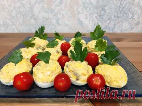 Рецепт фаршированных яиц с оригинальной и очень вкусной начинкой. Готовить просто и быстро  🙂
Время приготовления: 20 минут
Количество порций: 8
Ингредиенты:
5 яиц, сваренных вкрутую
1 красная луковица (можно использовать лук шалот)
3 зубчика чеснока
50 мл винного уксуса
1/4 ч.л. молотой паприки
1 чайная ложка свежего имбиря
1 чайная ложка сахара
соль, черный молотый перец
3 ст.л. оливкового масла
Для начинки:
15 г свежего базилика
4 ломтика бекона
50 г сыра Пармезан
свежие листья базилика
Спо…