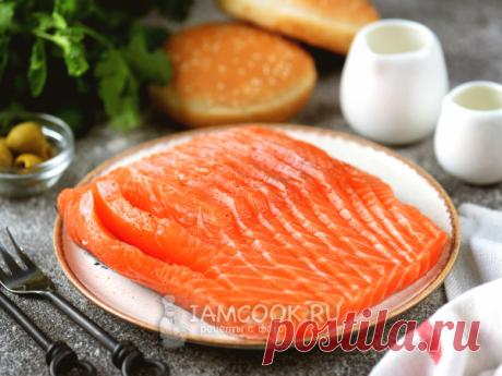 Малосольный кижуч (слабосолёный) — рецепт с фото Филе кижуча обваливается в смеси соли, сахара и молотого черного перца, заворачивается в пергамент и солится двое суток в холодильнике.