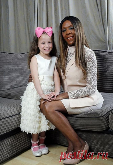 У темнокожей мамы и светлокожего папы родилась дочка-белоснежка с голубыми глазами. Это настолько удивило отца, что он не поверил в их родство . Милая Я