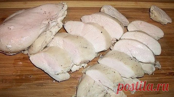 Маринованная куриная грудка по этому рецепту, больше по вкусу напоминает ветчину, чем курицу