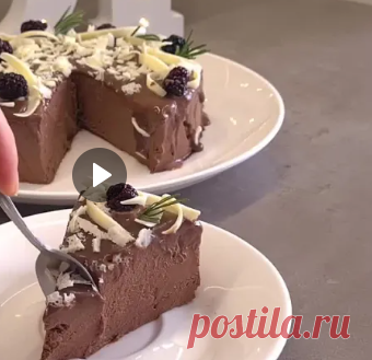 ШОКОЛАДНО-КОФЕЙНЫЙ ЧИЗКЕЙК  с нежной, кремовой структурой, насыщенным шоколадно-кофейным и сливочным вкусом, с легкой горчинкой. С шоколадно-сливочным ганашем.  ~ вес чизкейка с декором 1,1 кг ~ кольцо диаметром 16 см
ЧИЗКЕЙК: сливочный крем-сыр 600 г (Hochland Creme Clasic)  шоколад черный 47 % 3х90=270 г кофе 1 ч л с верхом (Nescafe Espresso)
ГАНАШ:  шоколад молочный 90 г сливки 10 % 70 г
ДЕКОР: шоколад белый 70 г розмарин ежевика