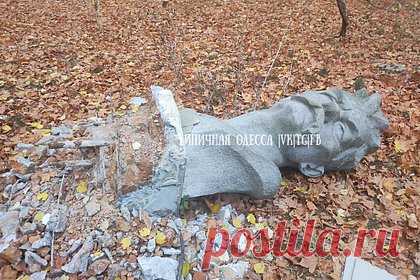 В Одессе снесли бюст Максима Горького. В Одессе снесли бюст Максима Горького. Как сообщает журналистка украинского издания «Общественное» («Суспільне»), такое решение приняло руководство санатория имени Горького, на территории которого был установлен бюст. Оно не считает скульптуру историческим наследием.