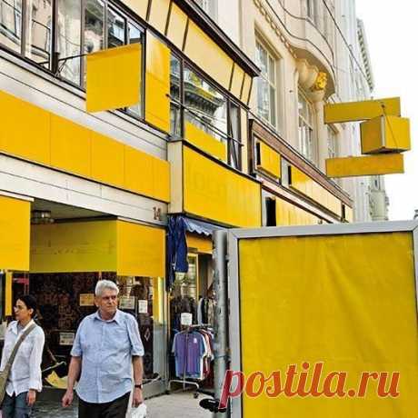 Этот чудесный проект городской антирекламной терапии был реализован в 2005 году в Вене Кристофом Штейбренером и Райнером Демпфом. Художники удалили все рекламные объекты на 2 недели - и сразу стало видно, сколько коммерческой информации находится в визуальном контексте города и как приятно, когда её нет. / Удивительное искусство