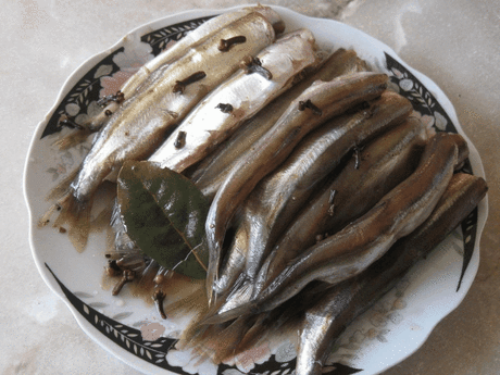 Изысканный анчоус — и потратим на это не более получаса.
Берем мойву…
Мойва, между прочим, морская рыба из семейства корюшковых, источник витаминов и минералов (витамина В12 в мойве в несколько раз больше, чем в говяжьей вырезке, навалом витамина А и D, плюс важнейшие аминокислоты — метионин, цистеин, треонин и лизин, а также: йод, фтор, бром, калий, натрий, фосфор, селен, которого в этой рыбе п