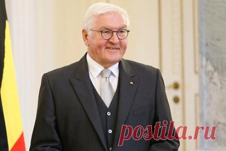 Президент Германии Штайнмайер провел час в бомбоубежище в Черниговской области. Президент Германии Франк-Вальтер Штайнмайер провел час в бомбоубежище в Черниговской области из-за объявления воздушной тревоги. Она прозвучала всего через несколько минут после прибытия политика в город Корюковку. Президент заявил, что получил впечатляющее представление об условиях, в которых живут люди.