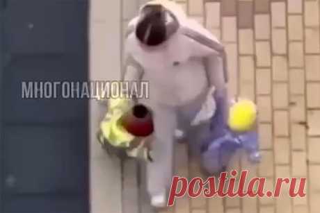 Под Москвой воспитательница-мигрантка бросила ребенка на крыльцо детсада и попала на видео