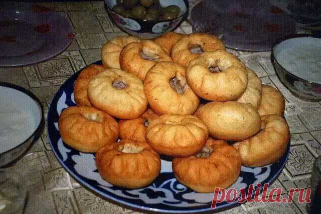 Изумительный рецепт наивкуснейших беляшей Изумительный рецепт наивкуснейших беляшей
Надо взять:
1,5 стакана молока
20г свежих дрожжей (5г сухих типа САФ)
3 стакана муки
1 ст.л. с горкой сахара
1,5 ч.л. соли
30 мл подс. масла + 30г сливочного масла (можно все заменить маргарином)
500-600г мясного фарша, 1 средняя луковица, соль, перец.
Приготовление:
Молоко в небольшой мисочке подогреть до 40оС, развести в нем дрожжи, всыпать сахар, добавить немного муки, размешать, чтобы п...