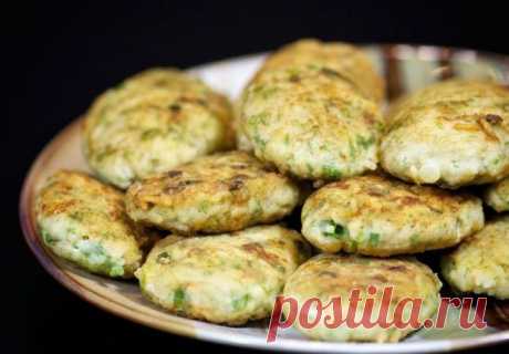 Рыбные котлеты

Нежнейшие котлетки из рыбы с рисом – простые и очень вкусные. Вы можете использовать любую рыбу, которая Вам нравится.

Вам потребуется:

600 г рыбного филе
1/3 чашки риса
1 яйцо
2 ломтика белого хлеба
1 чашка воды
1 небольшой пучок зеленого лука
1 пучок укропа
3-4 столовые ложки муки или панировочных сухарей
молотый черный перец по вкусу
соль по вкусу
растительное масло для жарки

Как готовить:

1. Доведите воду до кипения в кастрюле, посолите по вкусу, до...