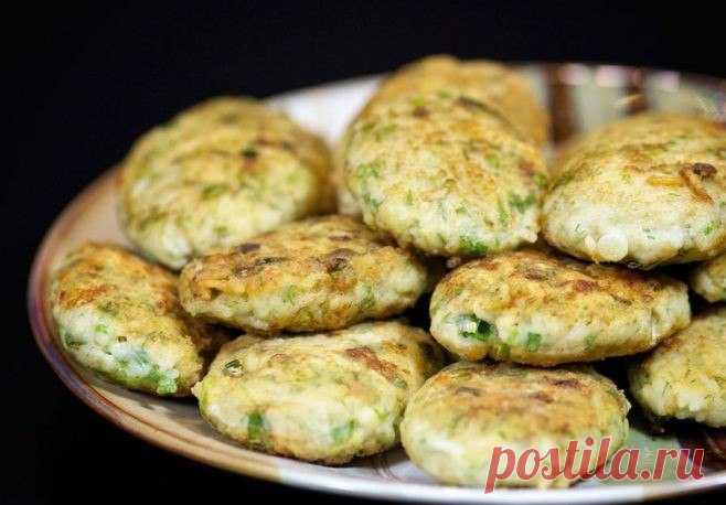 Рыбные котлеты

Нежнейшие котлетки из рыбы с рисом – простые и очень вкусные. Вы можете использовать любую рыбу, которая Вам нравится.

Вам потребуется:

600 г рыбного филе
1/3 чашки риса
1 яйцо
2 ломтика белого хлеба
1 чашка воды
1 небольшой пучок зеленого лука
1 пучок укропа
3-4 столовые ложки муки или панировочных сухарей
молотый черный перец по вкусу
соль по вкусу
растительное масло для жарки

Как готовить:

1. Доведите воду до кипения в кастрюле, посолите по вкусу, до...