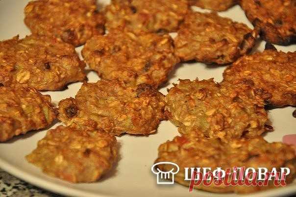Овсяное печенье с творогом и яблоками
· Из чего готовить:

- 1 стакан овсяных хлопьев;

- 2 банана;

- 100 грамм творога;

- Половина зеленого яблока;

- Щепотка ванильного сахара и разрыхлителя для теста.

· Как готовить:

В миске смешиваем овсяные хлопья, творог, разрыхлитель и ванильный сахар.

Пюрируем бананы вилкой. Режем яблоко небольшим кубиком.

Добавляем пюре и яблоко в миску с будущим тестом и хорошо все перемешиваем.

Выкладываем на противень застеленный пергаме...