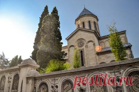 Центр Тбилиси - уникальная смесь европейского и средневекового грузинского с вкраплениями авангардной скульптуры и новогрузинских стеклобетонных экспериментов. Город панорам. Здесь грузинский колорит достигает своего апогея, как и грузинская культура. |  Достопримечательности Грузии, онлайн-путеводитель и карта > Oтзывы, отчёты и фото в трэвел-блоге 'За семью горами Ru'. Путешествуем самостоятельно!