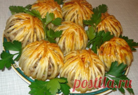 ХРУСТЯЩИЕ МЯСНЫЕ КЛУБОЧКИ
на 15-20 штук:
300 г фарша, 
300 г слоеного бездрожжевого теста, 
1 луковица, 
1 картофель., 
1 желток, 
соль, перец по вкусу.
Смешать фарш, тертый лук, тертый картофель, соль, перец, сформировать фрикадельки. Тесто разморозить, но не до конца, нарезать на тонкие полоски и обернуть ими фрикадельки. Противень застелить смазанной маслом фольгой, выложить клубочки и смазать их желтком. Выпекать 40 минут при 200 С.