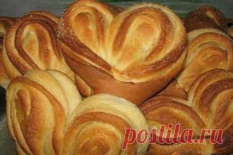 Московские плюшки
Ингредиенты
для теста:
Молоко — 250 мл
Яйцо — 1 шт.
Сахар — 3 ст. л.
Соль — 1 щепотка
Масло подсолнечное — 6 ст. л.
Дрожжи сухие — 11 г
Мука — 500 г
для начинки:
Сахар — по вкусу
Масло сливочное растопить — 50 г
Приготовление:
1. Тесто. В тёплое молоко вбить яйцо, добавить сахар, соль и тщательно перемешать венчиком.
2. Добавить масло, дрожжи. Перемешать. В последнюю очередь добавить порциями муку. Замесить мягкое тесто.
3. Разделить тесто на комочки размером меньше манд