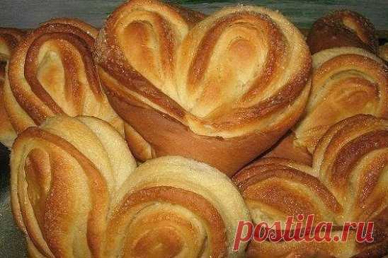 Московские плюшки
Ингредиенты
для теста:
Молоко — 250 мл
Яйцо — 1 шт.
Сахар — 3 ст. л.
Соль — 1 щепотка
Масло подсолнечное — 6 ст. л.
Дрожжи сухие — 11 г
Мука — 500 г
для начинки:
Сахар — по вкусу
Масло сливочное растопить — 50 г
Приготовление:
1. Тесто. В тёплое молоко вбить яйцо, добавить сахар, соль и тщательно перемешать венчиком.
2. Добавить масло, дрожжи. Перемешать. В последнюю очередь добавить порциями муку. Замесить мягкое тесто.
3. Разделить тесто на комочки размером меньше манд