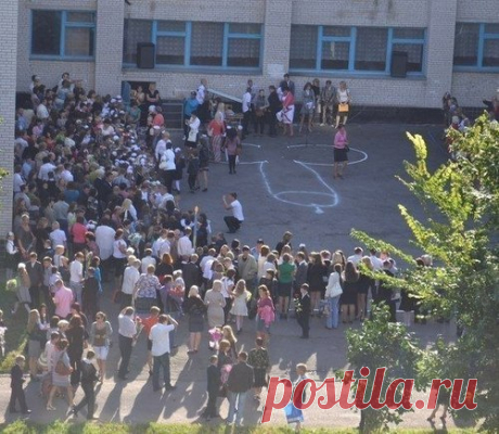 Учителя утверждают, что это колокольчик. Я вот тоже как увидел, так и продумал, что колокольчик. А вы?  Андрей Литвинов on Twitter: &quot;Конечно колокольчик😂Только немного возбужденный:))) Видимо учителя постарались:)&quot; / Twitter