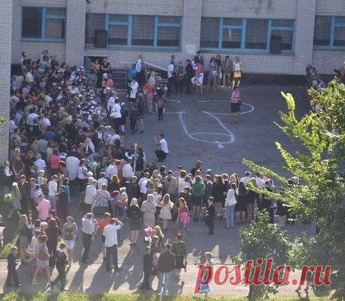 Учителя утверждают, что это колокольчик. Я вот тоже как увидел, так и продумал, что колокольчик. А вы?  Андрей Литвинов on Twitter: "Конечно колокольчик😂Только немного возбужденный:))) Видимо учителя постарались:)" / Twitter