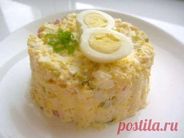 Салат из курицы с соленым огурцом.