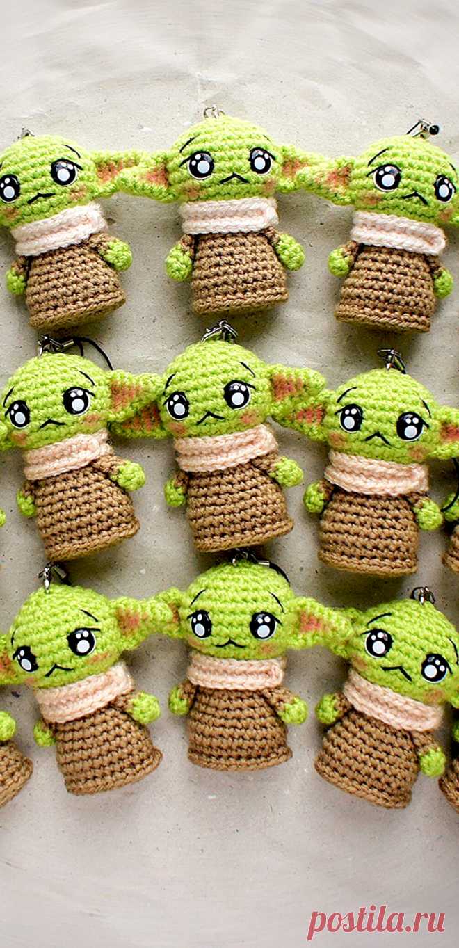 PDF Малыш Йода крючком. FREE crochet pattern; Аmigurumi toy patterns. Амигуруми схемы и описания на русском. Вязаные игрушки и поделки своими руками #amimore - маленький брелок бэби Йода.