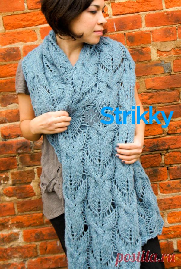 Длинный шарф из толстой пряжи с узором "Листья" вязаный спицами