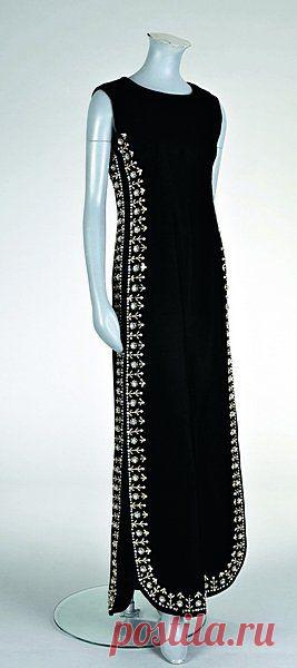 Balenciaga black velvet evening gown, Winter 1967