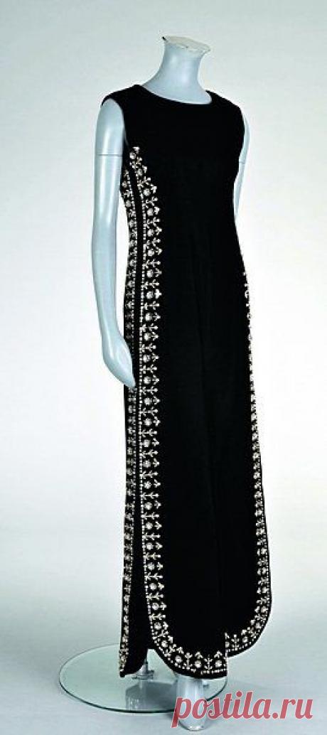 Balenciaga black velvet evening gown, Winter 1967