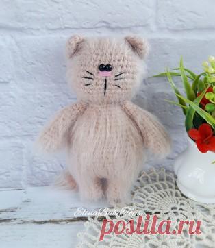 Кошечка амигуруми. Схемы и описания для вязания игрушек крючком! Бесплатный мастер-класс от Елены Звягинцевой по вязанию кошечки крючком. Высота вязаной кошки примерно 16 см. Для создания игрушки автор использует пр…